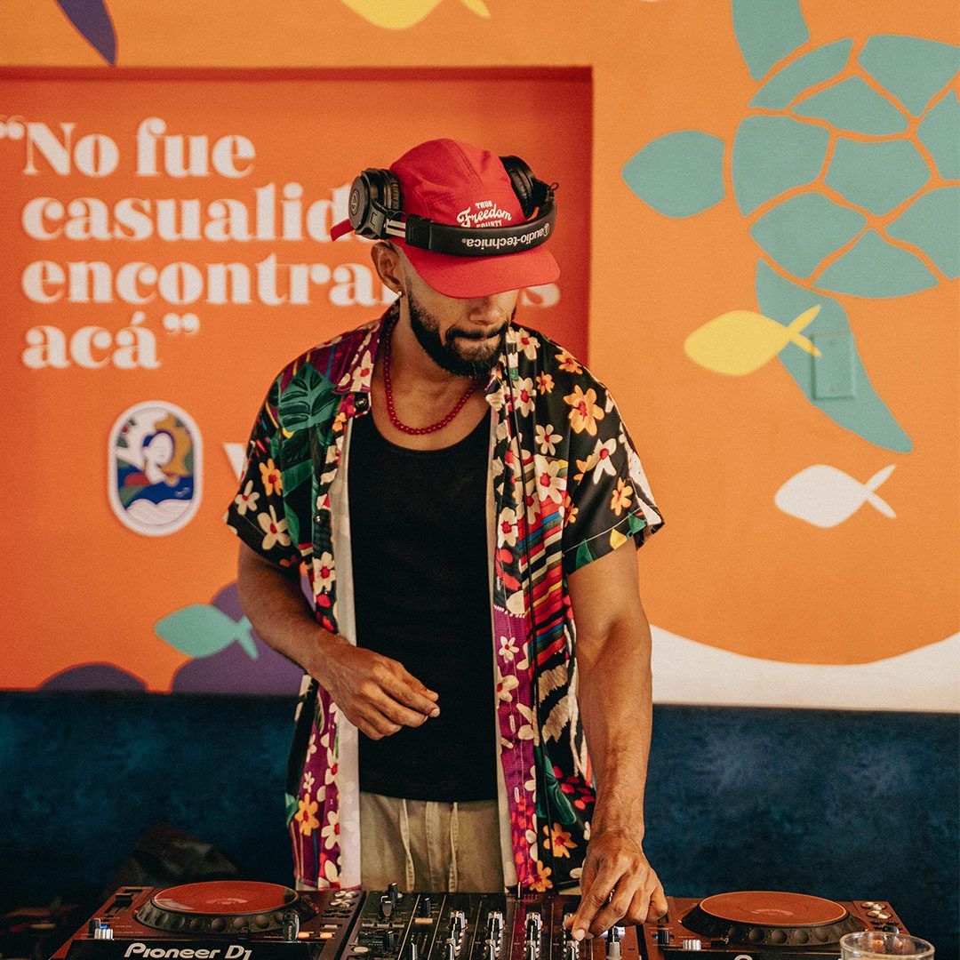 DJ animando un evento cultural en cafetería de especialidad Vivolo.