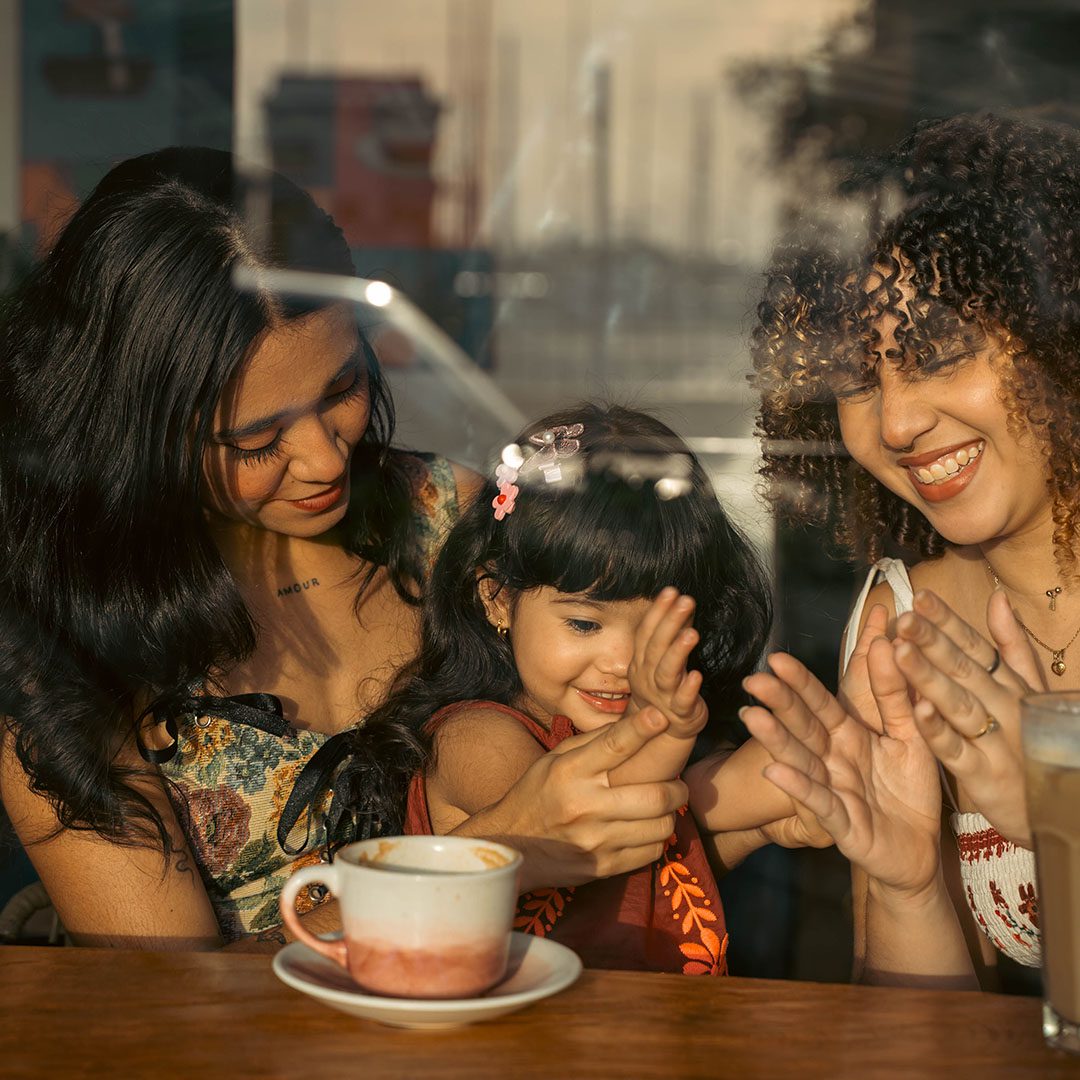 Familia compartiendo café en Vivolo, cafetería de especialidad.