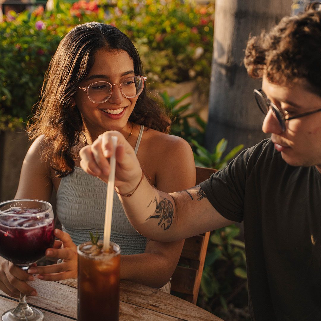 Pareja disfrutando cócteles de café en cafetería de especialidad.