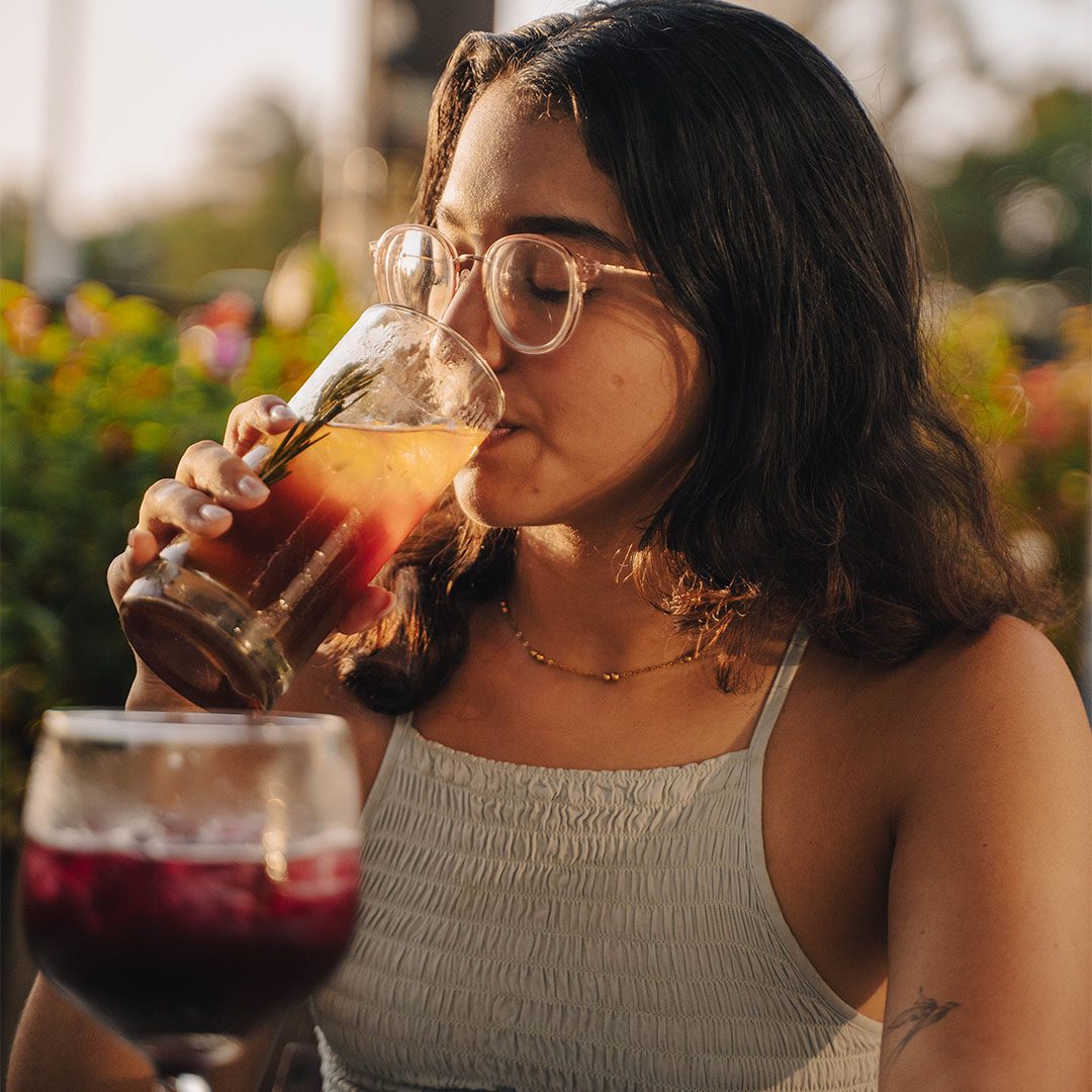 Mujer degustando bebida fría de café de especialidad.