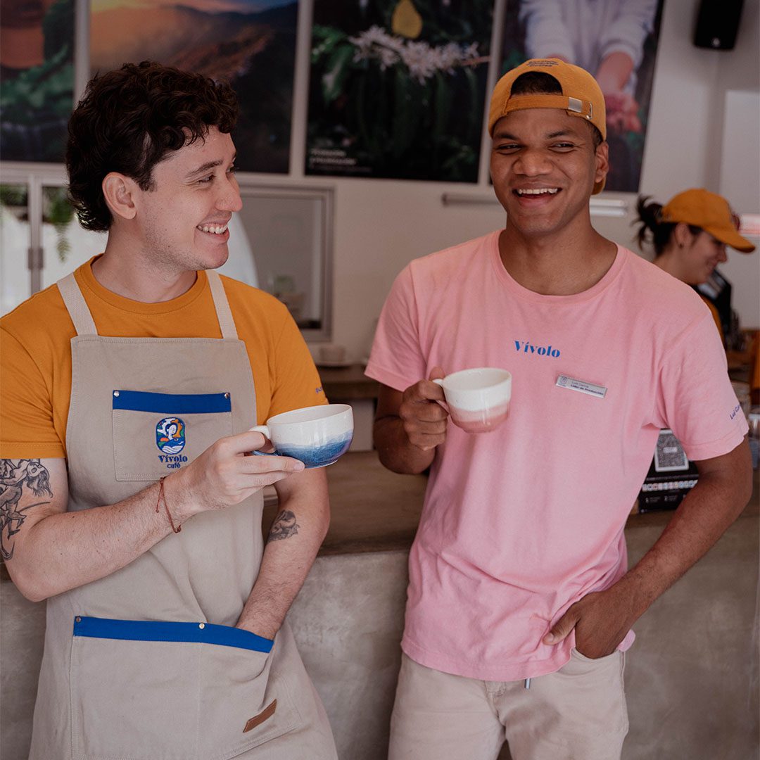 Baristas de Vivolo disfrutando una taza de café de especialidad.