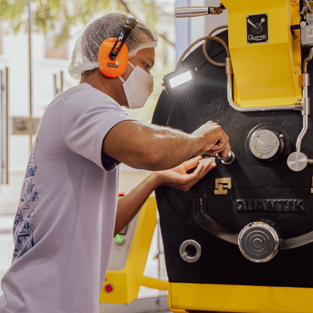 Maestro tostador trabajando en máquina de café en Vivolo.