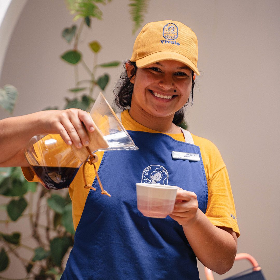 arista de Vivolo sirviendo café filtrado en Chemex.