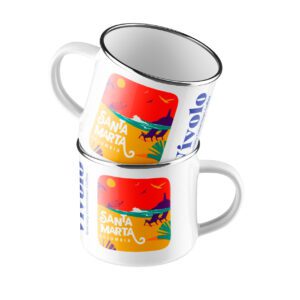 Tazas metálicas de Vívolo Café con diseño colorido inspirado en Santa Marta, Colombia, ideales para café de especialidad.