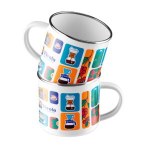 Tazas metálicas de Vívolo Café con diseño de íconos cafeteros y granos de café de especialidad.
