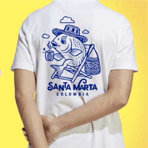 Camiseta blanca de Vívolo Café con diseño ilustrado de pez caribeño tomando café en Santa Marta, Colombia.