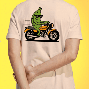 Camiseta blanca de Vívolo Café con ilustración de un plátano en moto, estilo divertido y tropical.