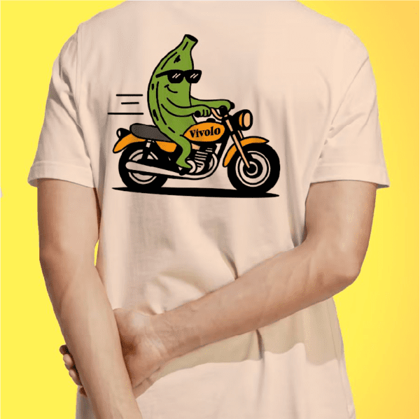 Camiseta blanca de Vívolo Café con ilustración de un plátano en moto, estilo divertido y tropical.